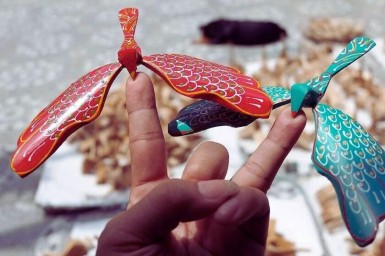 Hanoi Artisan Day Tour: Silk Weaving, Wood Carving & Bamboo Dragonfly Making